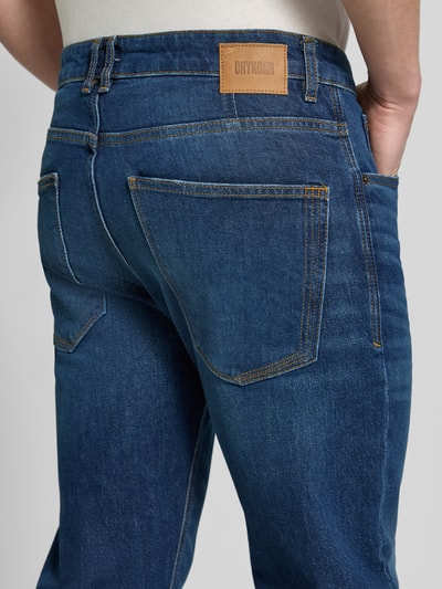 Männermodel trägt Jeans mit Eingrifftaschen Modell 'HIGHT' von Drykorn aus Baumwoll-Elasthan-Mix, Regular-Fit, Detailaufnahme Rückansicht.