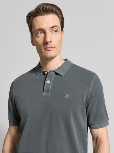 Männermodel trägt Regular Fit Poloshirt aus reiner Baumwolle von Marc O'Polo, Optik: Unifarben, Logo-Stitching. Nahaufnahme Oberkörper.