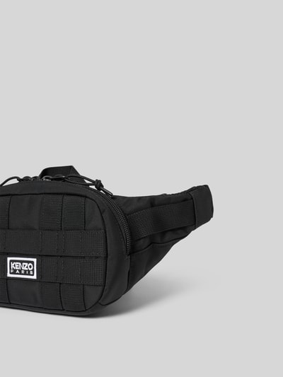 Produktfoto, Bauchtasche mit Zweiwege-Reißverschluss von Kenzo für Herren mit Label-Patch und Strukturmuster in Schwarz, Hauptfach, kurzer Schulterriemen, Maße circa 28 cm Breite, 13 cm Länge, 6 cm Tiefe.
