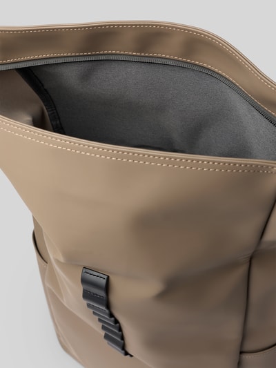Produktfoto, Rucksack mit Rolltop Modell 'Splash' van GASTON LUGA in beige, glad oppervlak, zwart haakjessluiting, Hoofdvak met ritssluiting, verstelbare schouderband, steek- en ritsvakken, draagband, Breedte 42 cm, Lengte 61 cm, Diepte 12 cm, bandlengte 83 cm