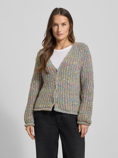 Vrouwenmodel draagt Regular Fit Strickjacke met wol van Smith and Soul, grofgebreid, V-hals, knoopsluiting, voorkant bovenlichaam.