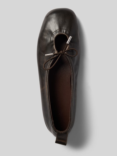 Produktfoto, Ballerinas aus Leder mit Schnürung Modell 'Rosalind' von ALOHAS in Dunkelbraun mit abgerundete-Spitze, Absatzhöhe 1 cm, Schafthöhe 7 cm, Schaftweite 5 cm, glatte Oberfläche