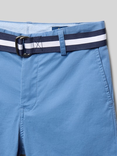 Produktfoto, Regular Fit Bermudas aus Baumwoll-Mix Modell 'BEDFORD' von Polo Ralph Lauren Teens in Blau, Optik: Unifarben, Webstruktur, sichtbarer Gürtel und seitliche Eingrifftaschen, Nahaufnahme Oberkörper