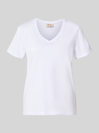 Produktfoto, weißes Regular Fit T-Shirt mit V-Ausschnitt Modell 'Dala' von MOS MOSH, Modal-Mix, kurzes Design, Label-Emblem, Rückenlänge 58 cm.