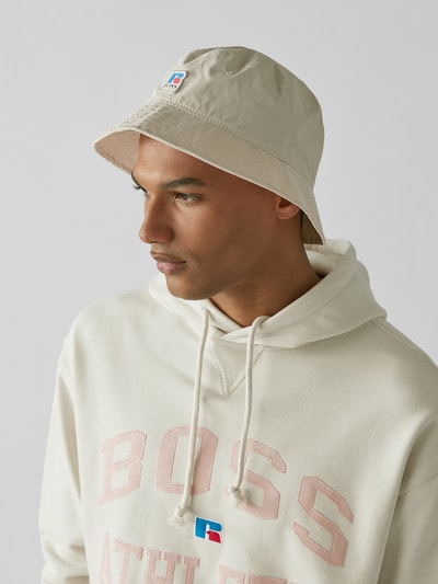 BOSS x Russell Athletic Bucket Hat mit Logo-Patch Sand 1