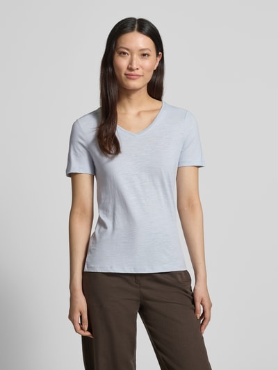 Frauenmodel trägt Regular Fit T-Shirt aus reiner Baumwolle von Tom Tailor, Optik: Unifarben, V-Ausschnitt, Kurzarm, Flammgarn, Ganzkörperansicht von vorne.