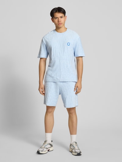 Männermodel trägt Regular Fit T-Shirt aus Frottee von Hugo Blue in Optik: Unifarben, Rundhals, Kurzarm, Material: reine Baumwolle, Ganzkörperansicht von vorne.