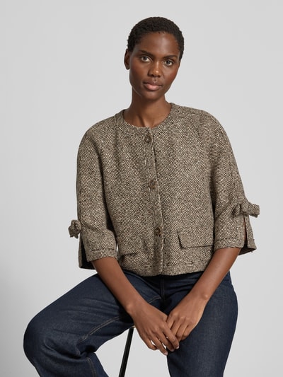 Kobiece model prezentuje Regular Fit Blazer mit Rundhalsausschnitt und 3/4-Arm von Luisa Cerano, mieszanka wełny i wiskozy, okrągły dekolt, listwa guzikowa, kieszenie z patką, długość tyłu w rozmiarze 36: 47 cm, szerokość w rozmiarze 36: 43 cm, długość rękawów w rozmiarze 36: 41 cm, brązowe, melanżowe tkaniny, prosty krój, widoczne tekstury tkaniny, Ganzkörperansicht z przodu
