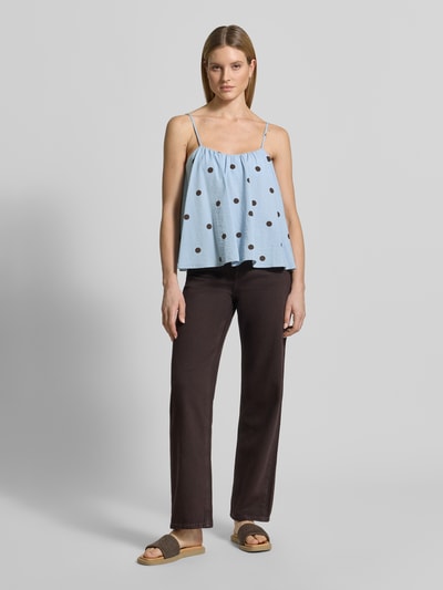 Frauenmodel trägt Blusentop mit tiefem Rundhalsausschnitt von Jake*s Casual aus Viskose-Baumwoll-Mix, hellblau, schwarze Punkte, Loose-Fit, Spaghettiträger, Rückenlänge bei Größe 36: 33 cm, Ganzkörperansicht von vorne.