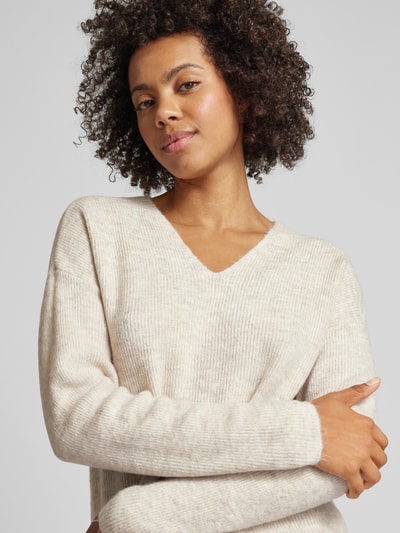 Vero Moda Regular Fit Strickpullover mit V-Ausschnitt Modell 'CREWLEFILE' Beige 3