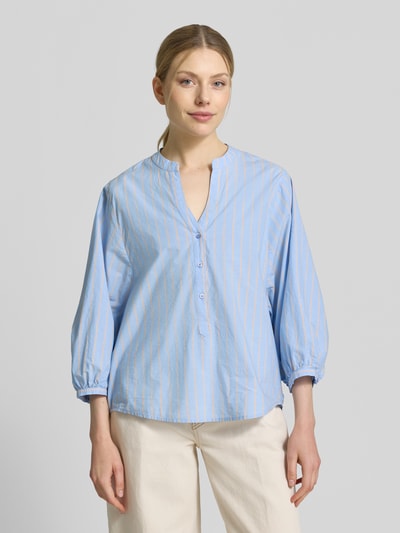 Frauenmodel trägt Regular Fit Bluse mit V-Ausschnitt und 3/4-Arm von Emily Van den Bergh, hellblau-weiß gestreift, reine Baumwolle, Ganzkörperansicht von vorne.