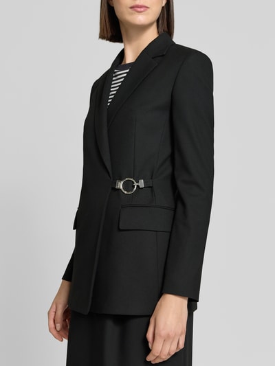 Frauenmodel trägt Regular Fit Longblazer mit Viskose-Anteil Modell 'Alinde' von HUGO, schwarz, glatte Oberfläche, Nahaufnahme Oberkörper, Damen Longblazer von HUGO