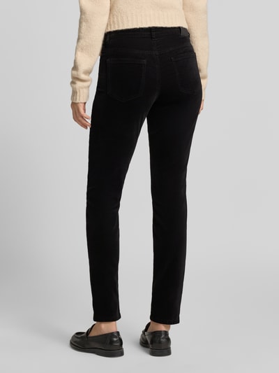Frauenmodel trägt Schmale Hose aus Baumwoll-Mix mit Modal Anteil Modell 'SILEA' von Marc Cain in Schwarz, Damen Schmale Hose, Ganzkörperansicht Rückansicht.