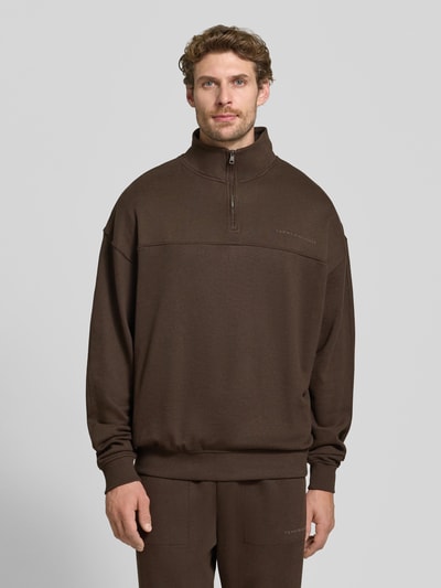 Męski model nosi Relaxed Fit Sweatshirt aus Baumwoll-Modal-Mix von Tommy Hilfiger w kolorze ciemnego brązu, jednolita faktura, Ganzkörperansicht von vorne, bluza męska od Tommy Hilfiger.