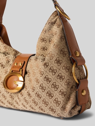 Produktfoto, Handtasche mit Logo-Muster Modell 'CAMDEN' von GUESS im Allover-Look mit Tragehenkel, goldfarbenen Details und strukturierter Textur, Hauptfach mit Reißverschluss, Breite 37 cm, Länge 26 cm, Tiefe 10 cm, Schulterriemenlänge 48 cm.