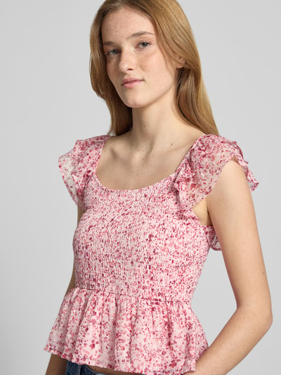 Frauenmodel trägt Slim Fit Blusentop mit Allover-Muster Modell 'ELIZA' von Only, floral, Chiffon, Volants, Henley-Ausschnitt, Nahaufnahme Oberkörper.