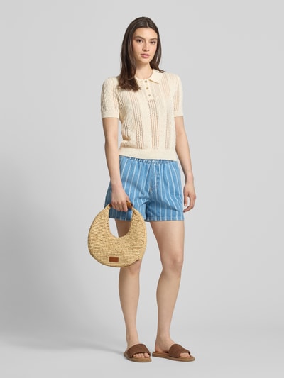 Vrouwenmodel draagt Relaxed Fit Jeansshorts uit pure katoen van Marc O'Polo Denim in blauw gestreepte denimlook met elastische tailleband, cropped lengte, steekzakken en achterzak, geheel vooraanzicht