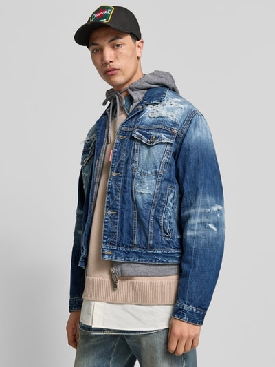 Männermodel trägt Jeansjacke mit Kapuze von Dsquared2, aus elastischem Baumwoll-Mix, Regular-Fit, Brusttaschen, Knopfleiste, Ganzkörperansicht von vorne.