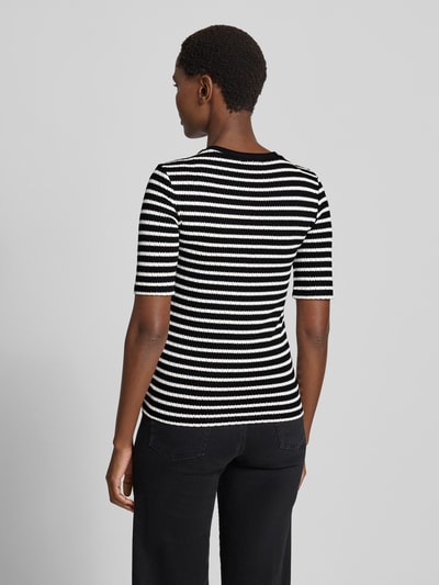 Kobieta prezentuje damski t-shirt z Mieszanka wiskozy z dodatkiem streczu od Christian Berg Woman, prosty krój, rękaw o dł. 1/2, okrągły dekolt, długość tyłu w rozmiarze S: 58 cm, widok całej sylwetki z tyłu.