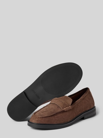 Produktfoto, Loafer mit Schaftbrücke Modell 'Adison' von Steve Madden in bruin suède, afgerond model, gladde zool, siernaad, hakhoogte maat 40: 3 cm, schachthoogte maat 40: 6 cm, schachtbreedte maat 40: 12 cm