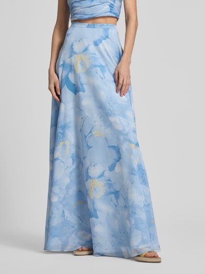 Frauenmodel trägt Regular Fit Maxirock mit floralem Allover-Print von Jake*s Cocktail in Hellblau mit Reißverschluss aus Chiffon, Nahaufnahme Oberkörper.