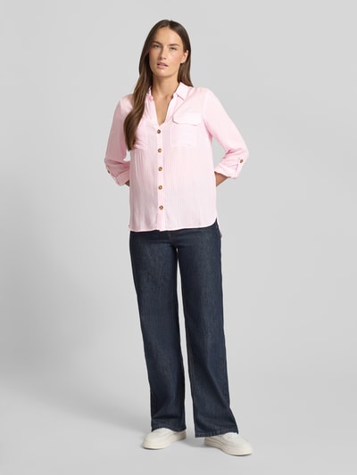 Vrouwenmodel draagt Relaxed Fit Hemdbluse aus reiner Viskose Modell 'BUMPY' van Vero Moda, gestreept two tone, met borstzakken, langemouwen, voorkant volledig zichtbaar, Ganzkörperansicht von vorne.