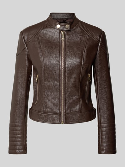 Produktfoto, donkerbruine bikerjack in leerlook met opstaande kraag, ritssluiting en ritszakken, model 'MARLENE CARIBOU' van GUESS, slim fit, ruwe textuur, gouden details, ruglengte maat S 49 cm, schouderbreedte 40 cm, borstwijdte 45 cm, mouwlengte 62 cm