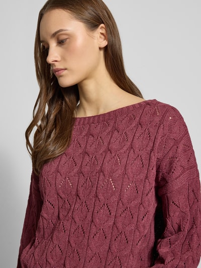 Frauenmodel trägt Relaxed Fit Pullover aus Baumwoll-Mix Modell 'BRYNN' von ONLY, Optik: Unifarben, Strickstruktur, Nahaufnahme Oberkörper.