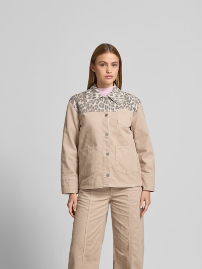 Frauenmodel trägt Cordjacke mit Animal-Print von BAUM & PFERDGARTEN aus reiner Baumwolle, relaxed Fit, Beige mit Tiermuster, Ganzkörperansicht von vorne.