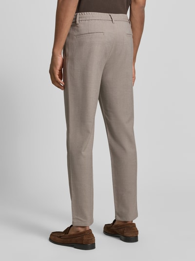 Männermodel trägt Slim Fit Stoffhose mit Viskose-Anteil von Lindbergh in Beige mit Strukturmuster, Gesäßtaschen, Ganzkörperansicht Rückansicht. Herren, Elastischer-Material-Mix, Bundfalten, Eingrifftaschen, Tunnelzug, Knopf- und Reißverschluss, Bundweite 41 cm, Innenbeinlänge 76 cm.