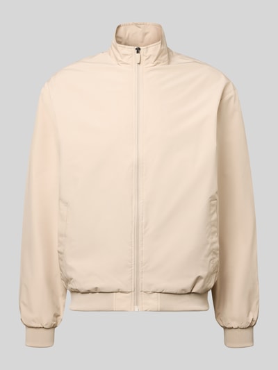 Produktfoto, Regular Fit Kurtka z stójką Model 'Charge' od JACK & JONES, zamek błyskawiczny, wpuszczane kieszenie, elastyczne wykończenia, długość tyłu w rozmiarze M 66 cm, szerokość ramion w rozmiarze M 49 cm, szerokość w rozmiarze M 50 cm, długość rękawów w rozmiarze M 64 cm, jasny beż, gładka tekstura