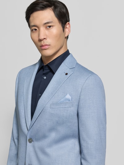 Mannenmodel draagt lichtblauw slim fit 2-knoops colbert met klepzakken model 'Nick' van Zuitable, materiaalmix met katoen, nahaufnahme bovenlichaam.