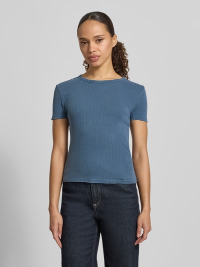 Frauenmodel trägt T-Shirt in Pointelle-Strick mit Rundhalsausschnitt von Jake*s Casual aus reiner Baumwolle, körpernaher Schnitt, blau, Ganzkörperansicht von vorne.