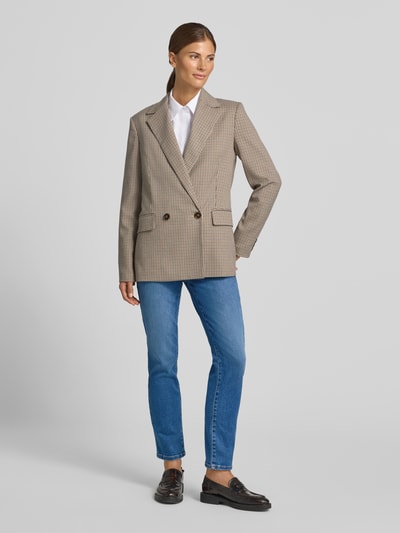 Frauenmodel trägt Slim Fit Jeans aus Baumwoll-Mix Modell 'LANA' von Weekend Max Mara in Blau, Damen Slim Fit Jeans von Weekend Max Mara, Ganzkörperansicht von vorne.
