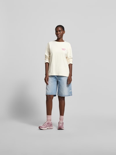 Frauenmodel trägt Relaxed Fit Longsleeve aus Baumwolle von Kenzo in Creme mit Label-Stitching, Damen Longsleeve, Ganzkörperansicht von vorne.