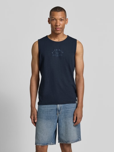 Männermodel trägt Tanktop mit Statement-Print und Rundhalsausschnitt von Lerros aus Reine Baumwolle, Regular-Fit, Rückenlänge 67 cm, Nahaufnahme Oberkörper.