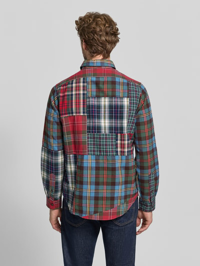 Mężczyzna nosi koszulę casualową 'Classic Fit Freizeithemd aus reiner Baumwolle' od Polo Ralph Lauren, kolorowe kratki, widok całej sylwetki od tyłu.