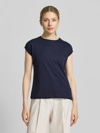 Modelka kobieca nosi T-Shirt mit Rundhalsausschnitt und Rollsaum od Christian Berg Woman, czysta bawełna, krój regular fit, kolor granatowy, długość tyłu w rozmiarze S: 57 cm, widok całej sylwetki z przodu.