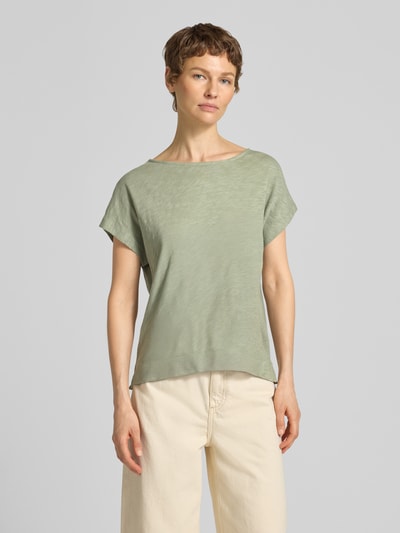 Frauenmodel trägt Relaxed Fit T-Shirt aus reiner Baumwolle von Marc O'Polo in Melange-Optik mit Logo-Print, U-Boot-Ausschnitt, Kurzarm, Rumpfabschluss mit Seitenschlitzen, Ganzkörperansicht von vorne.