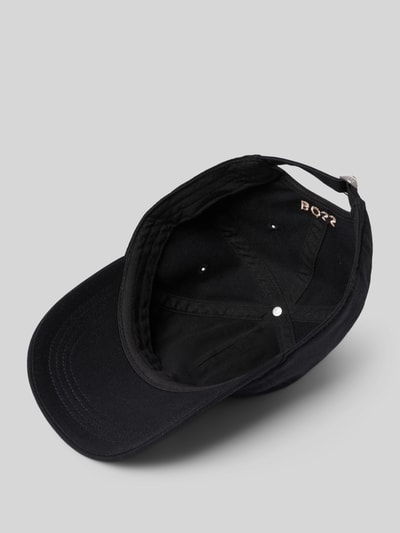 Produktfoto, schwarze Basecap aus reiner Baumwolle Modell 'LILYAN' von BOSS Orange mit Label-Stitching, Motiv-Stitching, eingestickten Luftlöchern, verstärktem Schirm, verstellbarem Riegel, Optik: Unifarben, Materialverarbeitung: Webware