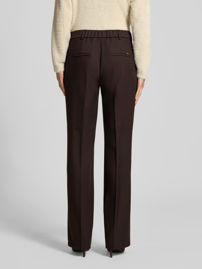 Männermodel trägt Regular Fit Weite Hose mit Viskose-Anteil Modell 'Jenny Wide' von TONI, dunkelbraun, glatte Textur, Ganzkörperansicht Rückansicht, damska weite Hose od TONI