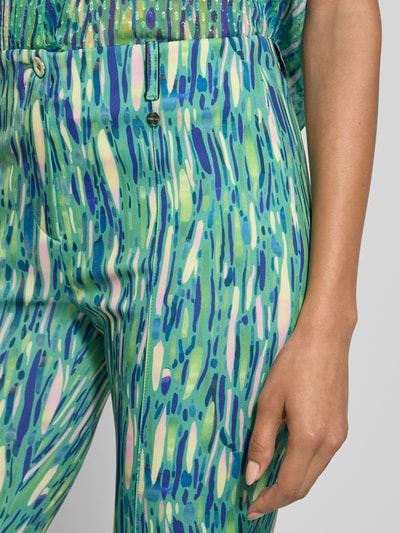Frauenmodel trägt Feminine Fit Hose im Allover-Look von Marc Cain, Material-Mix mit Stretch-Anteil, Nahaufnahme Oberkörper.
