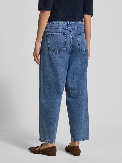 Modelka nosi Jeans mit 5-Pocket-Design Modell 'DOLORES' od Soyaconcept, jasnoniebieski denim, luźny krój, czysta bawełna, Szerokość w rozmiarze 36: 40 cm, długość wewnętrzna nogawki w rozmiarze 36: 71 cm, widok całej sylwetki od tyłu.