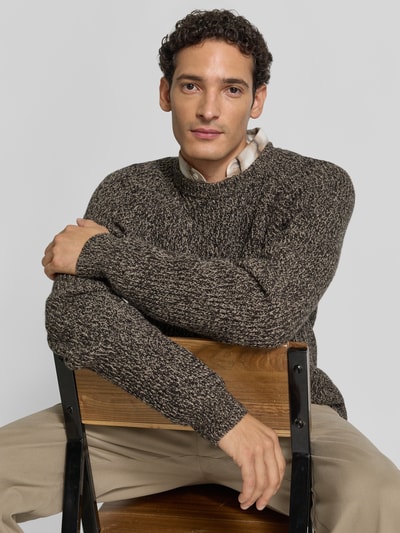 Männermodel trägt Strickpullover in melierter Optik von Christian Berg Men in Braun-Grau, grobe Struktur, Nahaufnahme Oberkörper.