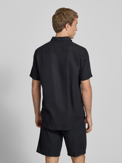 Männermodel trägt schwarzes Slim Fit Leinenhemd mit Viskose-Anteil Modell 'Bobby' von Blend, Kentkragen, Kurzarm, Ganzkörperansicht Rückansicht
