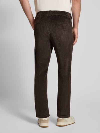 Männermodel trägt braune Straight Fit Hose aus Baumwoll-Mix Modell 'Chasy' von DRYKORN in Cord-Optik, Gesäßtaschen, Ganzkörperansicht Rückansicht. Elastischer Stoff, Knopf- und Reißverschluss, Bundweite und Innenbeinlänge passend zur Größe 32/32.