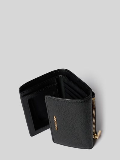 Produktfoto, Portemonnaie mit Label-Detail Modell 'BRYANT' von MICHAEL Michael Kors in Schwarz mit Hauptfach, Druckknopfverschluss, Reißverschlussfach und Einsteckfächern, strukturierte Lederoptik