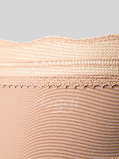 Produktfoto, Slim Fit Hipster mit Logo-Detail Modell 'Go Blush' von Sloggi, elastischer Material-Mix, Spitzenbesatz, sandfarben, Detailaufnahme