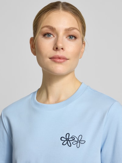 Frauenmodel trägt damski t-shirt Regular Fit T-Shirt aus reiner Baumwolle Modell 'SARA' von Vero Moda, jednokolorowy, wyhaftowane logo, okrągły dekolt, krótki rękaw, dżersej, bawełna, Nahaufnahme Oberkörper