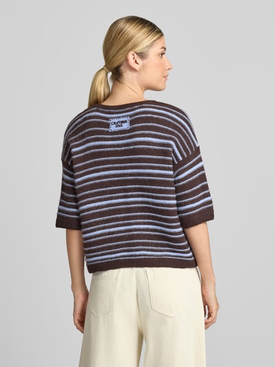Vrouwenmodel draagt Relaxed Fit T-shirt uit wolmix van Smith and Soul, bruin met lichtblauwe strepen, ribboorden, ronde hals, Halflange mouwen, Ruglengte bij maat S 49 cm, Mouwlengte bij maat S 21 cm, Ganzingsoverzicht rugaanzicht.